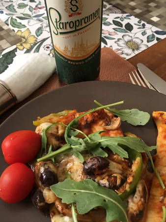 Hemgjord pizza och Staropramen