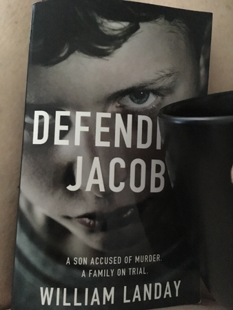 Boken Defending Jacob och kaffe på sängen