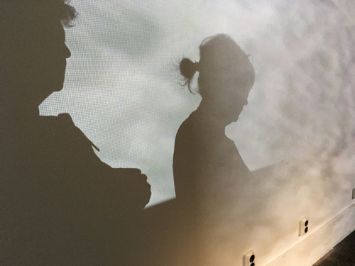 Skuggorna av mig och Anna på Fotografiska