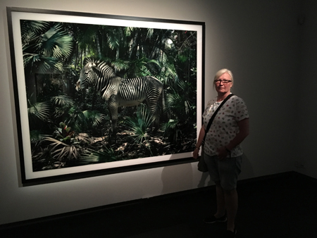 Anna ser verk av Simen Johan på Fotografiska