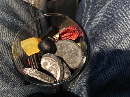 Godisskål mellan benen