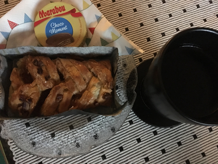 Kaffe med pecanwienerbröd och kaka