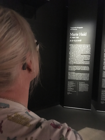 Anna läser om Marie Hald på Fotografiska