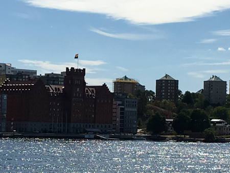 Vid vattnet på Djurgården och Prideflagga