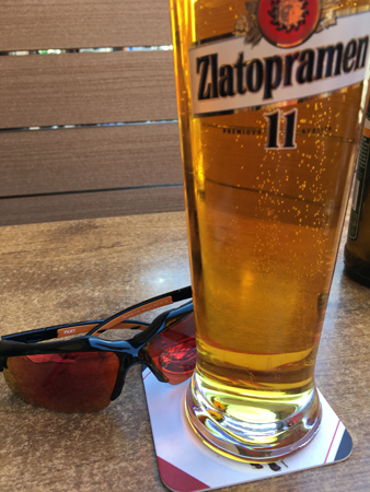 Zlatopramen och solbrillor