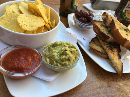 Nachos och salsa vitlöksbröd och oliver