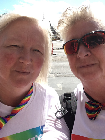 Anna och jag väntar på paraden