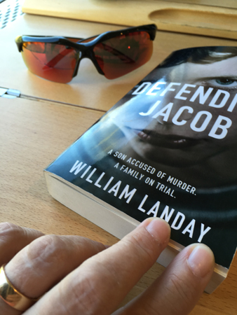 Boken Defending Jacob och solbrillor