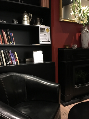 Bokhylla och fåtölj hos Ubbes