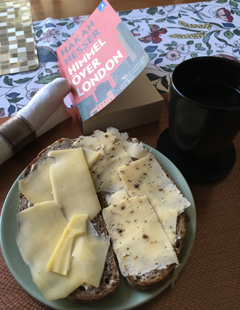 Ostsmörgåsar och kaffe och Himmel över London