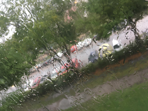 Regn på balkongglaset