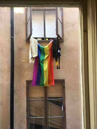 Regnbågsflagga i huset mitt emot