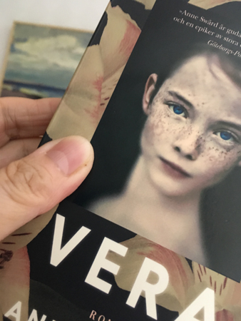 Vera vid havstavlan i sovrummet