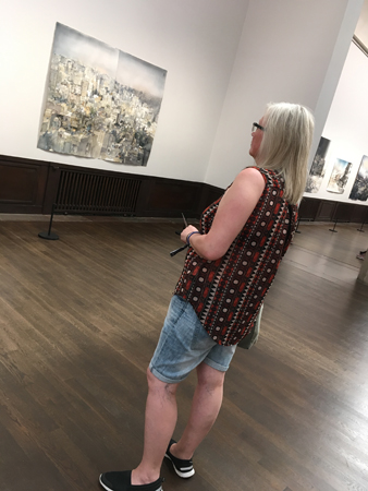 Anna tittar på Lars Lerins verk på Liljevalchs