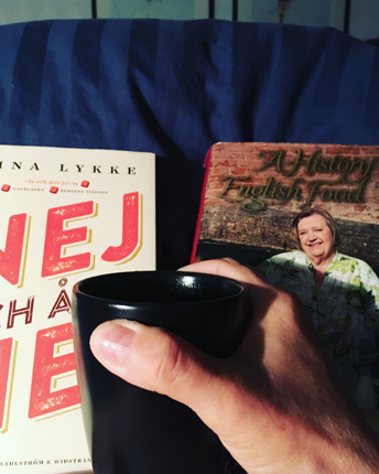 Böckerna Nej och åter nej och A hist of Eng food o kaffe på sängen