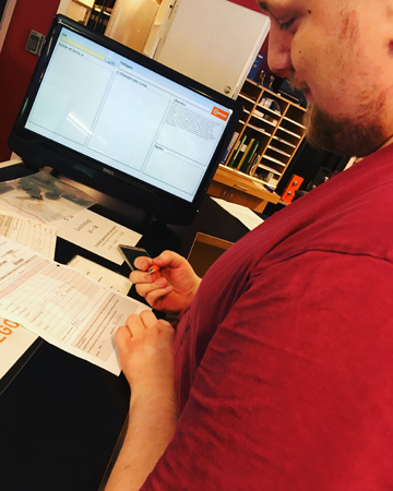 Jo hämtar nycklarna till sin lägenhet