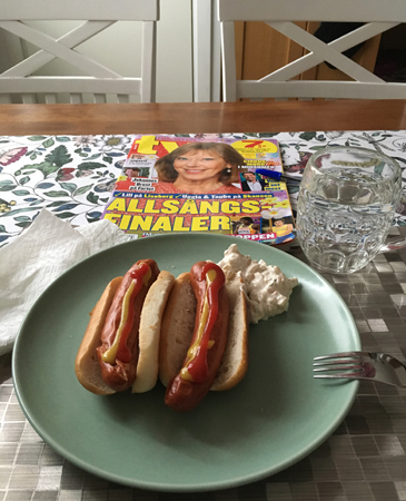 Korv med bröd och TVtidningen