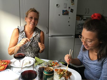 Mia och Alma äter Thaimat med pinnar