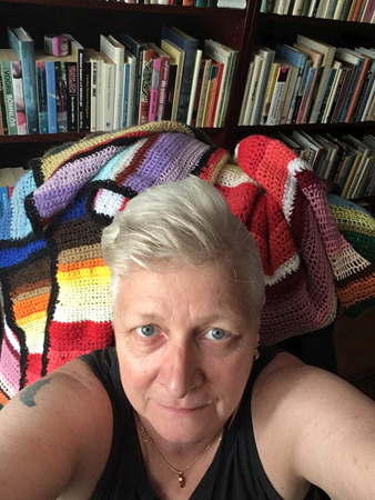 Nyklippt selfie i skrivbordsstolen