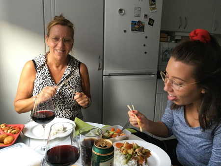 Mia och Alma vid middagsbordet