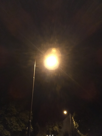 Gatlykta mot natthimmel