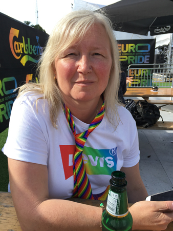 Anna med öl efter paraden