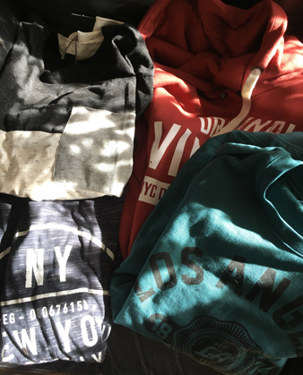 Två tischor och två tröjor