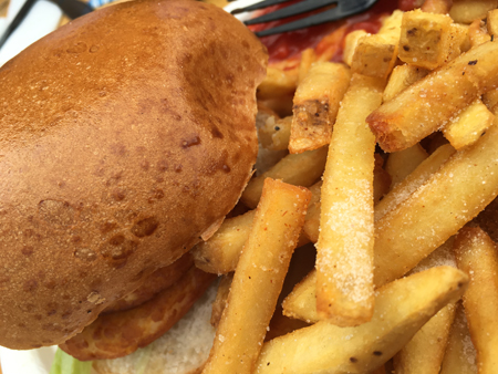 Halloumiburgare och pommes