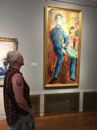 Anna tittar på Sigrid Hjerténs verk av maken Isaac Waldemarsudde