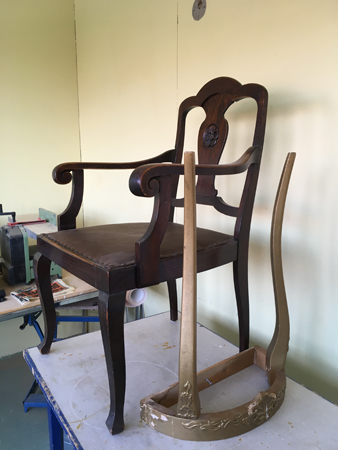 Karmstol och halvabordet i hobbyrummet