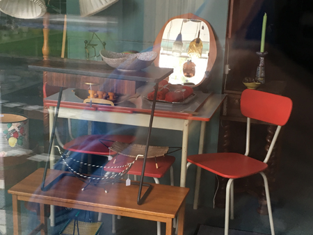 Köksbord och stolar retro genom fönster