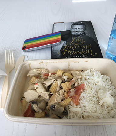 Kycklinggryta med ris och boken Life Love and Passion