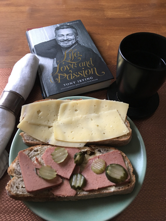 Mackor kaffe och boken Life Love and Passion