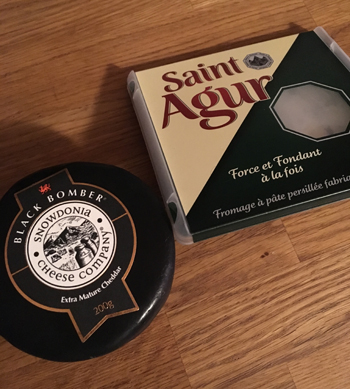 Ostarna Black Bomber Snowdonia Cheese Company och Saint Agur