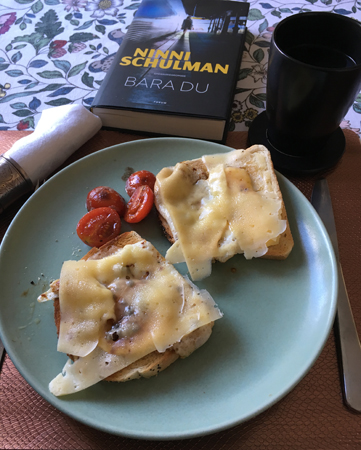 Rostade mackor med ägg och ost och stekta tomater