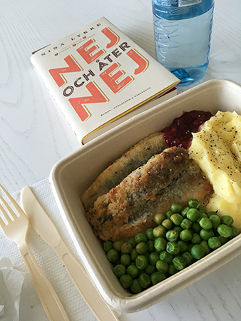 Strömming potatismos och boken Nej och åter nej