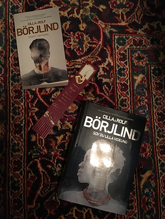 Böckerna Svart gryning och Sov du lilla videung