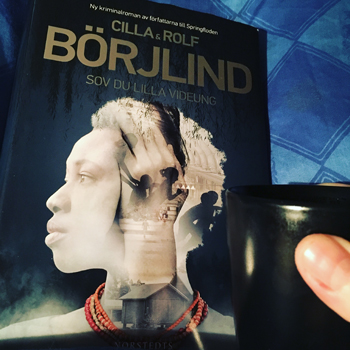 Boken Sov du lilla videung och kaffe på sängen
