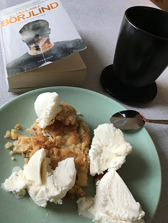 Äppelpaj kaffe och bok