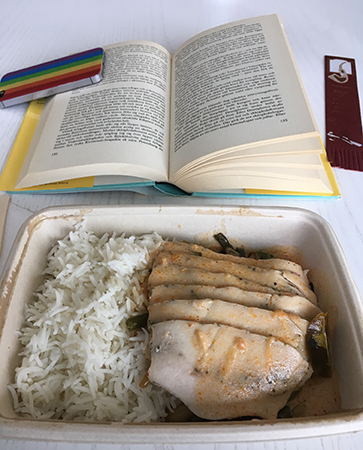 Kalkonstek och bok till onsdagslunch