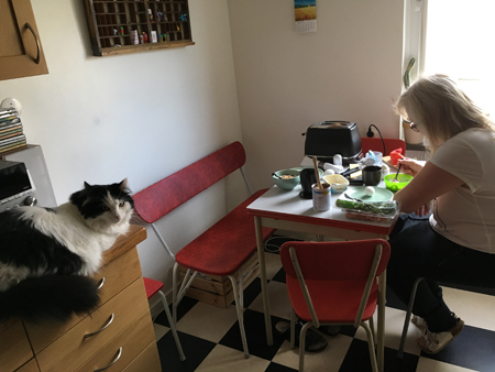 Frukost vid nya köksbordet