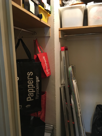 Städkammare med sorteringskassar stegar etc