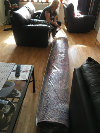 Mattan rullad i vardagsrummet