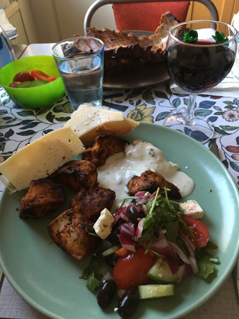 Kolgrillad kyckling sallad vitlöksbröd tzatziki vin