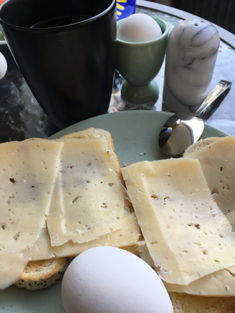 Septemberfrukost på balkongen