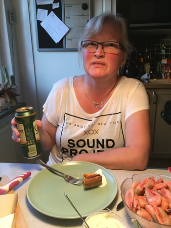 Anna tvingar i sig god mat