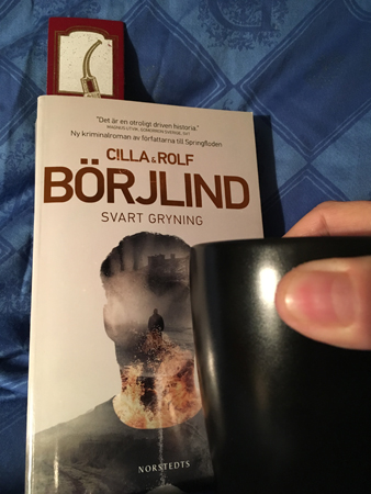 Svart gryning och kaffe på sängen i rena lakan