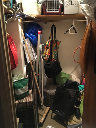 Klädkammare stökig