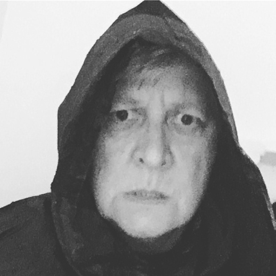 Selfie med luva svartvit