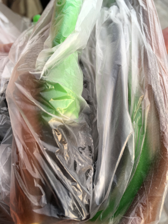 Tre remmar i en plastpåse